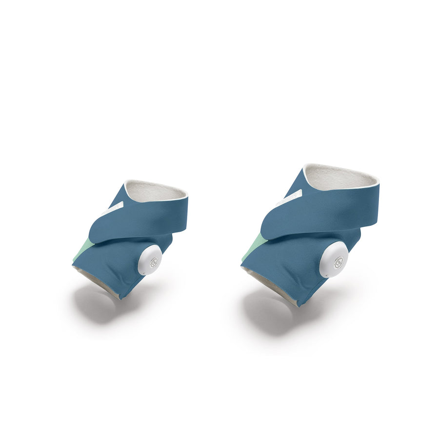 Twee stoffen sokjes in Bedtime Blue met de Dream Sock-sensor