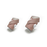Twee stoffen sokjes in Dusty Rose met de Dream Sock-sensor
